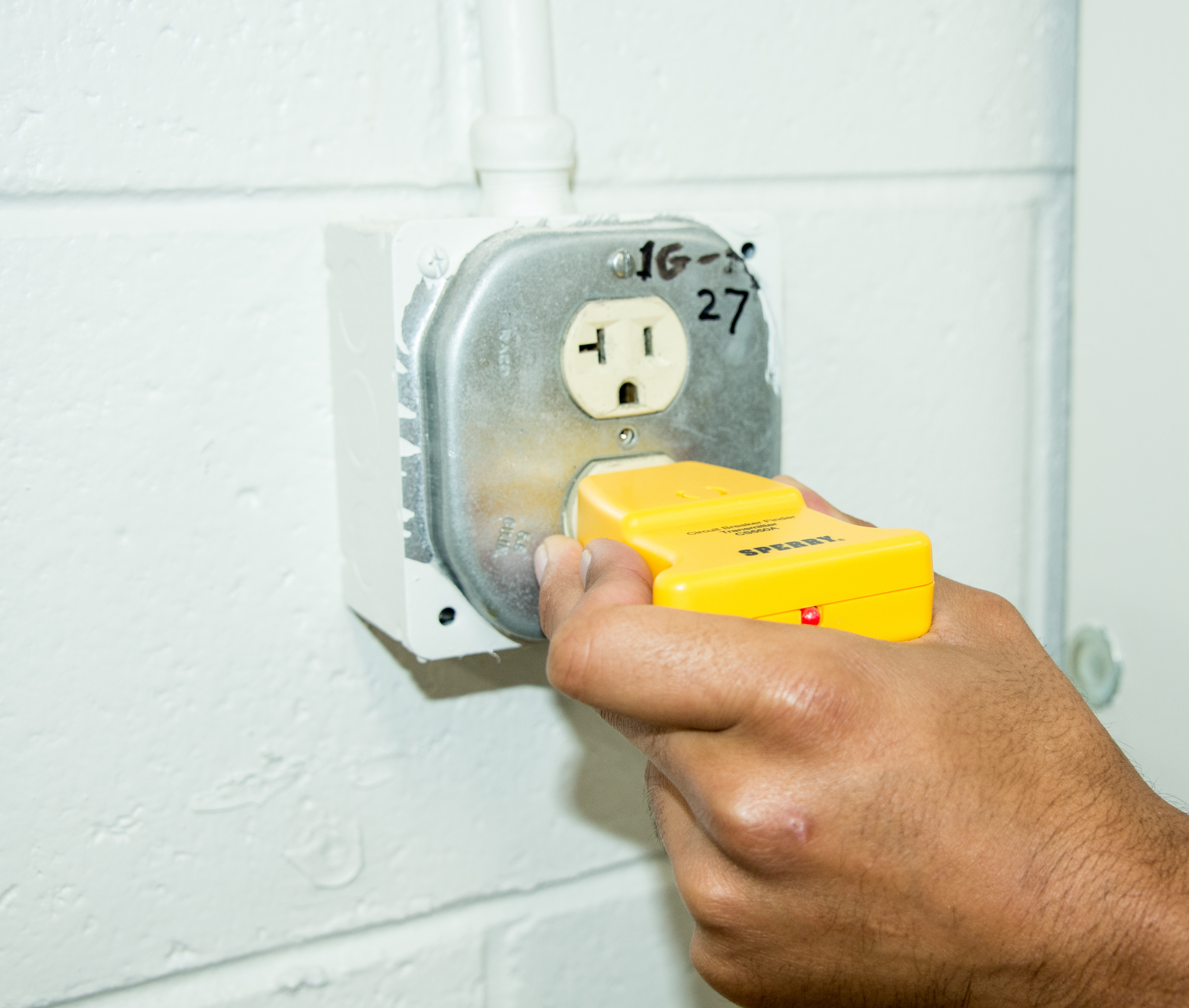 Sperry Instruments CS550A Circuit Breaker Finder Identifies Correct Circuit or Fuse Audible Visual Alert 120V AC 50 to 60Hz